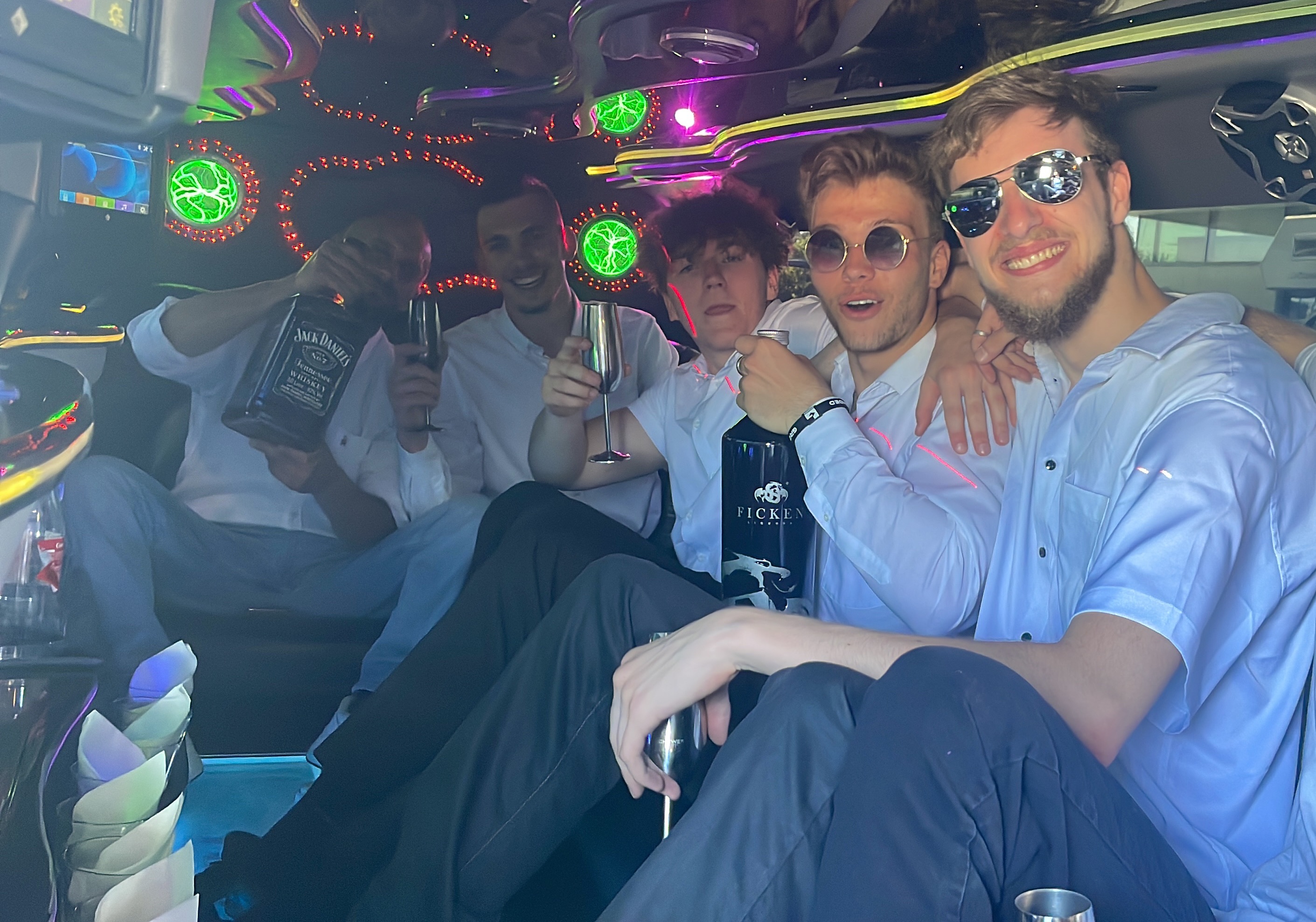 Junggesellenabschied mit der Hummer H3 Stretchlimousine von JM-Limousinen